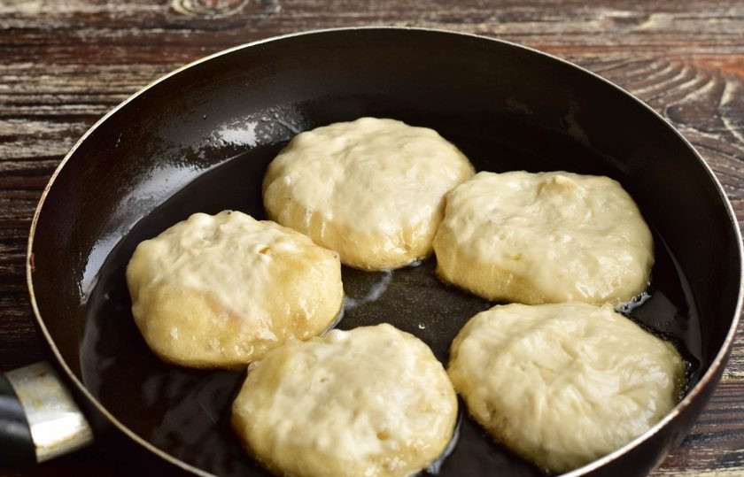 1. Этап. Беляши с капустой: Сформируйте беляши. В сковороде разогрейте растительное масло. Выложите беляши в сковороду.