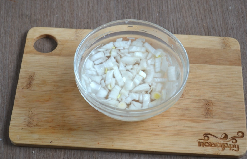 1. Этап. Салат Коктейль с креветками: Замаринуйте лук. Для этого порубите его на мелкие кусочки. Для маринада смешайте воду с уксусом и сахаром, размешайте. Маринуйте лук 10-15 минут, чтобы он стал мягким и слегка сладковатым.