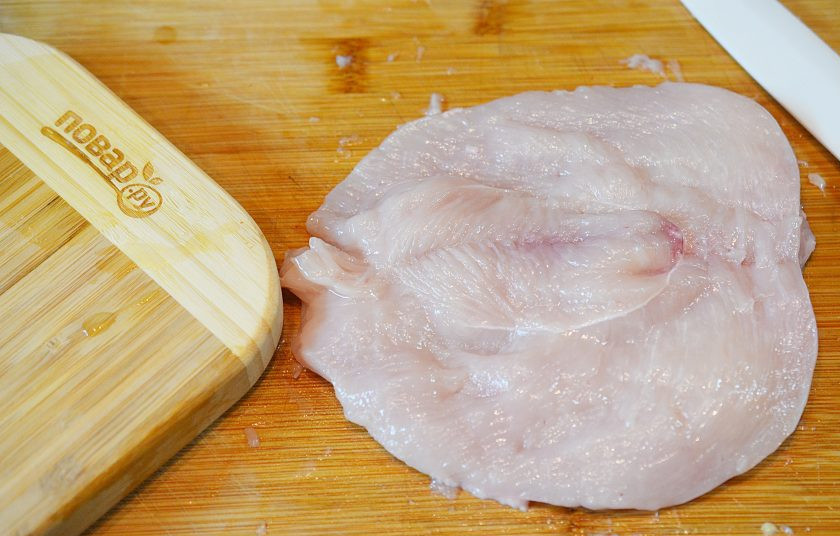 1. Этап. Куриная грудка с травами в духовке: Куриную грудку разрезать пополам.