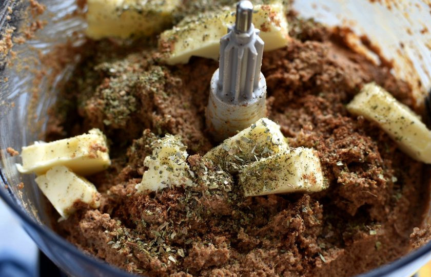 1. Этап. Паштет из куриной печени в мультиварке: Выложите содержимое мультиварки в чашу блендера и в пульсовом режиме измельчите. Затем добавьте кусочки размягченного сливочного масла, посыпьте пашет свеженатертым мускатным орехом и растертым в пальцах майораном. Еще раз хорошенько пробейте паштет до гладкости и однородности.