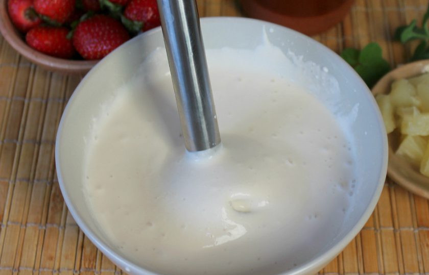 1. Этап. Десерт Нежность: Все взбиваем блендером до однородной консистенции.