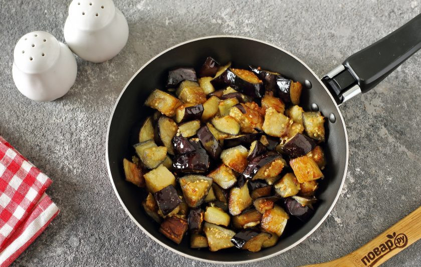 1. Этап. Горбуша с баклажанами: Баклажаны нарежьте кубиками и обжарьте до мягкости.