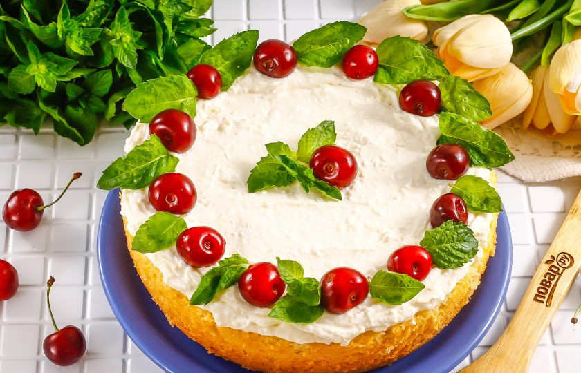1. Этап. ПП торт с творожным кремом: Украсьте ПП торт по своему вкусу: ягодами, фруктами, листочками свежей мяты и т.д. Подайте к столу охлажденным.