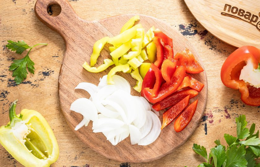 1. Этап. Жареные баклажаны с перцем: Репчатый лук нарежьте перьями, а болгарские перцы достаточно крупными ломтиками.