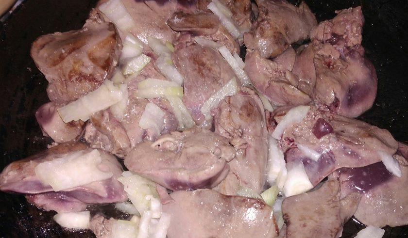 1. Этап. Печень куриная, тушенная в сметане: 3. Когда перевернете на обратную сторону, добавьте нарезанный лук. После этого можно немного добавить специй.