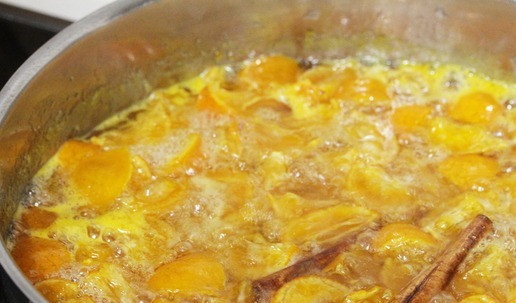 1. Этап. Мандарины в коньячном сиропе: Проварить 2-3 минуты.