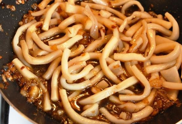 1. Этап. Кальмары жареные: Кладем в сковороду нарезанные кальмары, перемешиваем и тушим на сильном огне 2-3 минуты, постоянно помешивая.