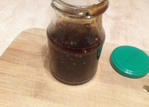 1. Этап. Соус Терияки в домашних условиях: Остывший соус переливаем в баночку, он может храниться дней 4-6 в холодильнике.