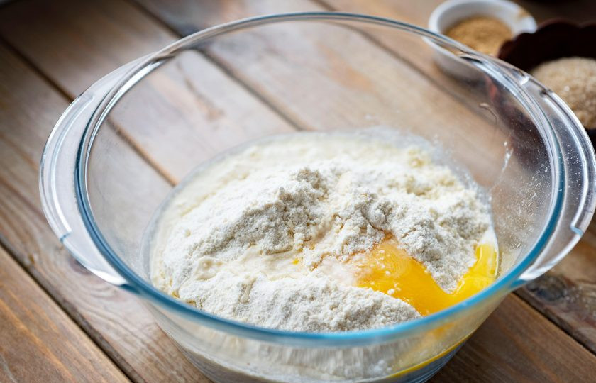 1. Этап. Тыквенный пирог Гарри Поттера: Эту крошку из чаши выложите в просторную миску, добавьте куриный желток и залейте воду.