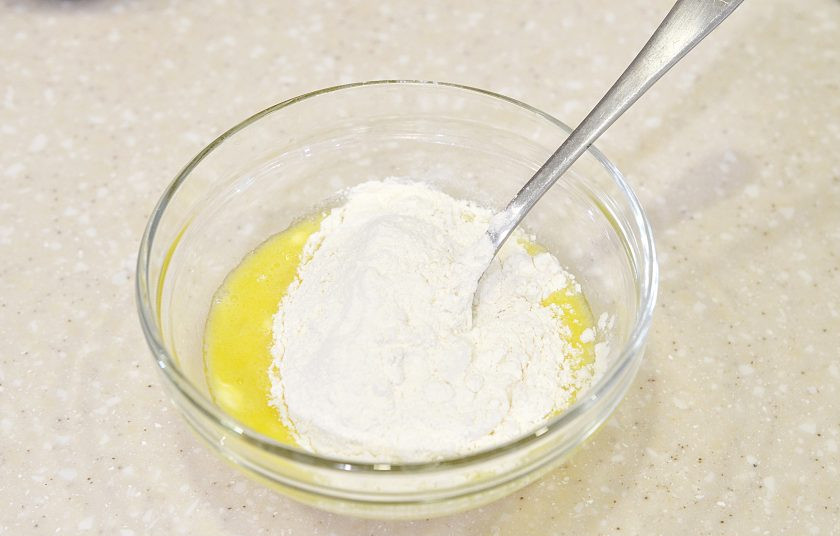 1. Этап. Пирожное в кружке: Добавьте муку.