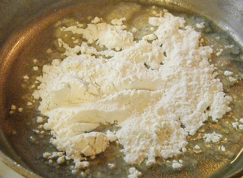 1. Этап. Постные щи из квашеной капусты: Приготовьте мучную заправку для супа. Для этого на сухую сковороду налейте рафинированное масло (1-2 ст. ложки), подогрейте и всыпьте муку.