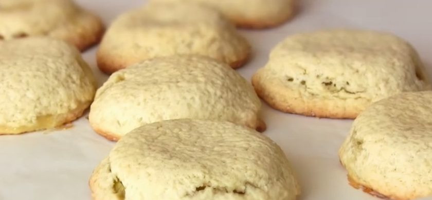 1. Этап. Пирожки песочные с яблоками: 4. Выпекайте в разогретой до 200 градусов духовке 30 минут. Готовые пирожки присыпьте сахарной пудрой. Приятного аппетита!