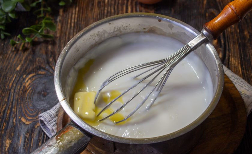 1. Этап. Пудинг из муки: Снимите с плиты и сразу добавьте сливочное масло. Перемешайте пудинг, пока масло не растает.