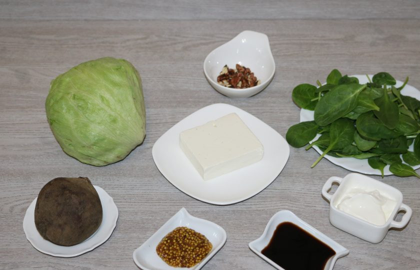 1. Этап. Зелёный салат со свеклой: Подготовьте все необходимые ингредиенты.