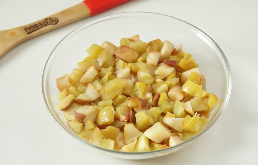 1. Этап. Яблочный штрудель диетический: Запеките яблоки в микроволновой печи до мягкости. В зависимости от сорта яблок и мощности микроволновки может уйти от 4 до 8 минут. Один-два раза яблоки необходимо в процессе перемешать.