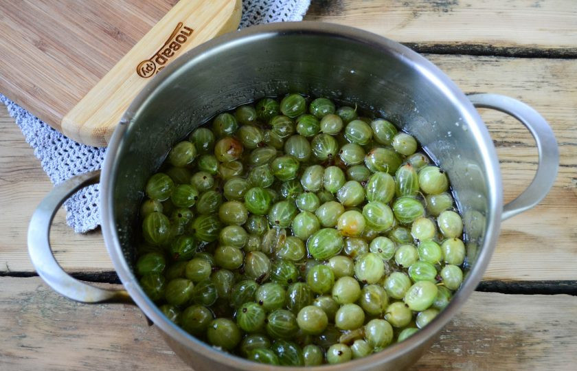 1. Этап. Варенье из крыжовника изумрудное: Поставьте кастрюлю с крыжовником на огонь и доведите до кипения. Проварите 5 минут и снимите с огня. Оставьте варенье на 6-8 часов, затем снова проварите 5 минут и снова оставьте на 6-8 часов. Таких заходов нужно делать минимум три, максимум — 5.