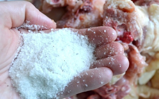 1. Этап. Рецепт домашней тушенки: 2. Посолите по вкусу.