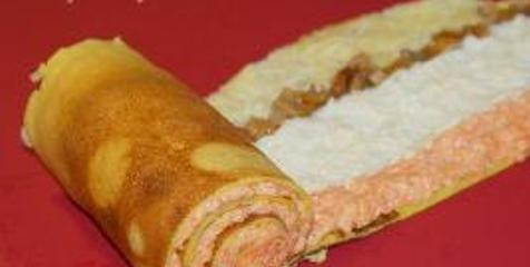 1. Этап. Салат Пенек с опятами: Сверните вашу цепочку рулетом. Чем аккуратнее вы это сделаете, тем красивее будет салат.