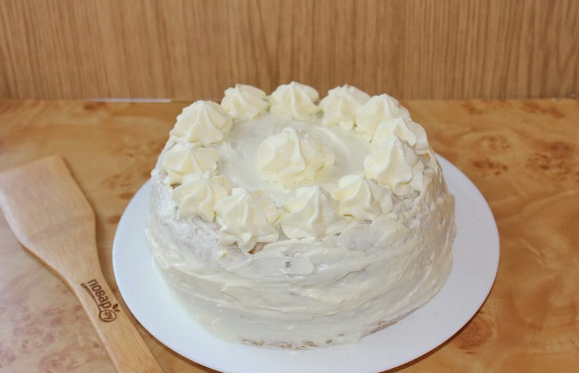 1. Этап. Вишневый торт с заварным кремом: Украсьте торт по вкусу. Я отсадила розы из кулинарного мешка с насадкой.