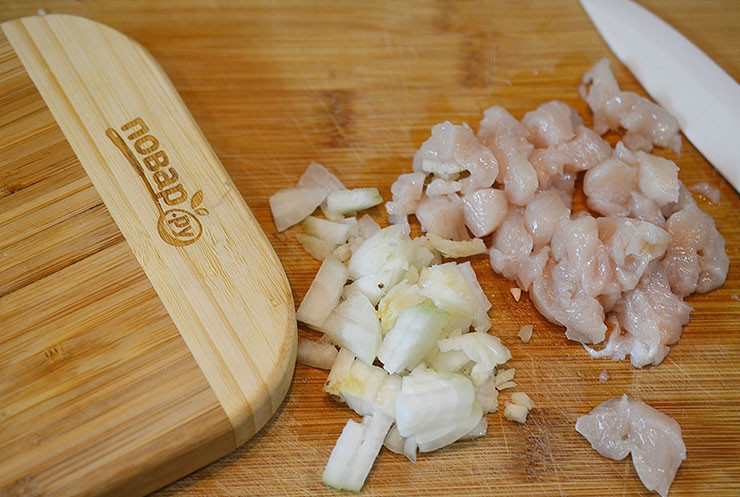 1. Этап. Закусочные трубочки с курицей и овощами: Лук и курицу нарежьте кубиком.