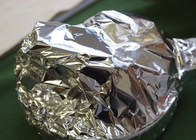 1. Этап. Запеченное яблоко в слоеном тесте: Смазываем яблоко взбитым яйцом. Аккуратно заворачиваем яблоко в фольгу - и ставим в духовку. Выпекаем 15 минут в фольге (при 200 градусах), после чего фольгу снимаем и выпекаем дальше - до румяности теста.