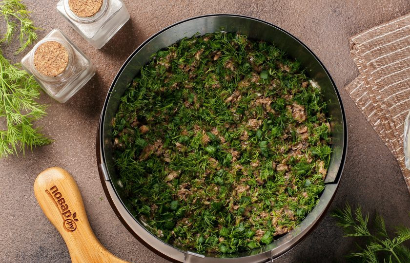 1. Этап. Салат Шпротка: Посыпьте шпроты измельчённой зеленью.