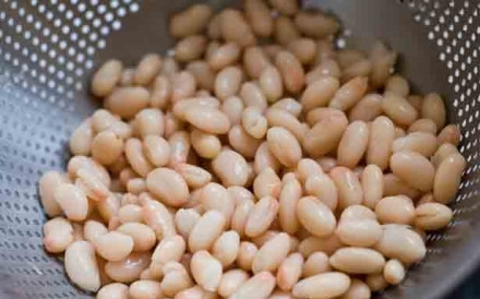 1. Этап. Пирожки с фасолью: Фасоль отварить до готовности - она должна стать совершенно мягкой и распадаться при накалывании вилкой. Откинуть на дуршлаг.