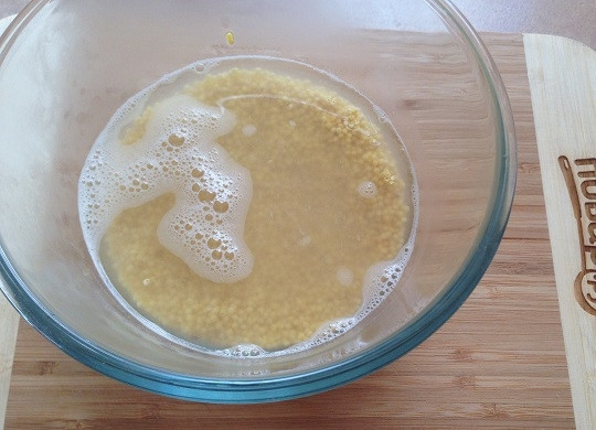 1. Этап. Запеченная пшенная каша с тыквой и яблоком: 1. Ставим молоко на огонь, а пока заливаем пшено кипятком минут на 8-10. Таким образом мы уберем возможную горечь из крупы. Затем пшено аккуратно промываем проточной водой.