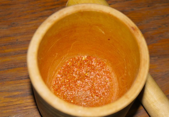 1. Этап. Плов азербайджанский с сухофруктами: Пока наш рис готовится, мы насыпаем пару щепоток шафрана в ступку, добавляем соль и перетираем эту смесь.