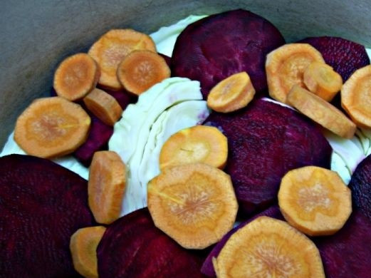 1. Этап. Капуста маринованная с чесноком и свеклой: 5. Очистите свеклу и нарежьте тонкими пластинками (можно натереть на терке). В этот простой рецепт капусты маринованной с чесноком и свеклой также используется морковь, но при желании ее можно не добавлять. Небольшую часть выложите в кастрюлю.