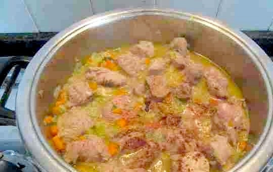 1. Этап. Телятина, тушенная с помидорами: 6. Добавьте все специи, измельченный чеснок, перемешайте.