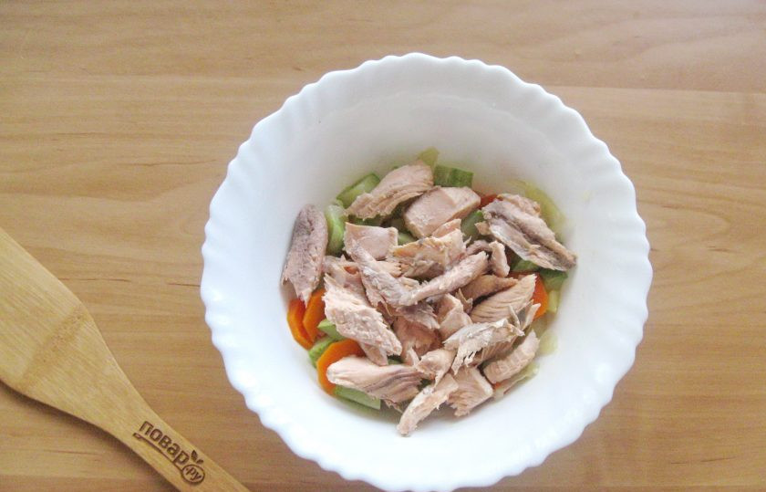 1. Этап. Фунчоза с красной рыбой: Тушеные овощи выложите в миску. Горбушу отварите. В кастрюлю налейте воду, выложите рыбу. Добавьте лавровый листик, перец черный горошком и соль по вкусу. Доведите до кипения, снимите пену и варите 15-20 минут. После достаньте из кастрюли, охладите и разберите горбушу. Удалите косточки, добавьте к овощам.