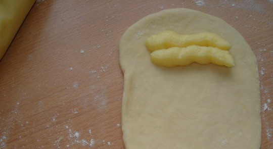 1. Этап. Сладкие булочки: Каждый шарик раскатываем в лепешку. По центру выкладываем начинку, например, заварной крем или джем.