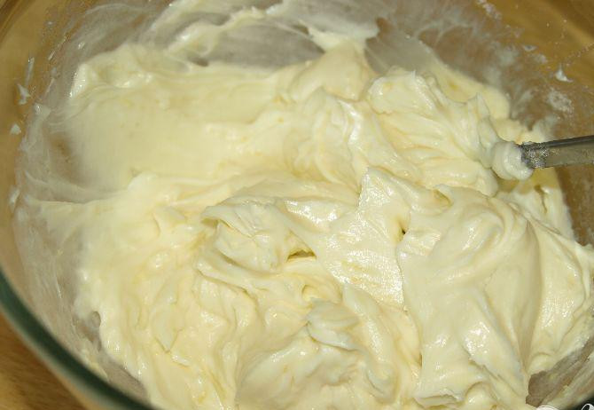 1. Этап. Чизкейк с малиной и шоколадом: 2. Вилкой взбить сливочный сыр, сахар, и цедру, пока ингредиенты хорошо не перемешаются. Это займет приблизительно 2 минуты. Влить 75мл кипящей воды в стакан с желатином и подождать пока он растворится. Вылить желатиновый раствор в сливочный сыр, влить растопленный шоколад и хорошо перемешать. Взбить сливки вилкой приблизительно минуту, потом добавить их к смеси.