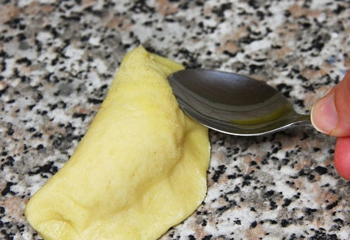 1. Этап. Пирожки с сыром Фета: 10. Края сожмите при помощи ложки, чтобы не было дырочек.