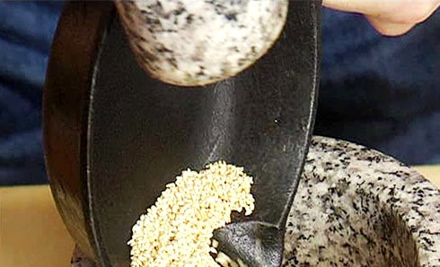 1. Этап. Маринад для цыпленка табака: Кунжут выкладываем на сухую сковороду и хорошенько его прогреваем, затем также высыпаем в ступку.