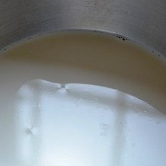 1. Этап. Горячий шоколад Нутелла: На среднем огне нагреваем молоко. Нагреваем, но не кипятим.