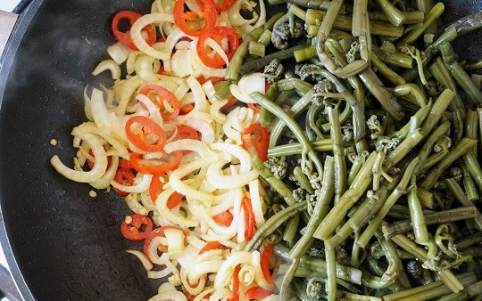 1. Этап. Папоротник с мясом: 5. Немного обжарив овощи, добавьте на сковороду папоротник.