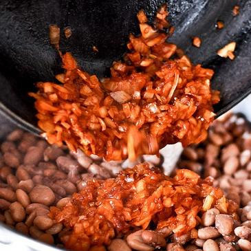 1. Этап. Мексиканская паста из фасоли: 5. Добавить в кастрюлю с фасолью вместе с зарезервированным стаканом жидкости.