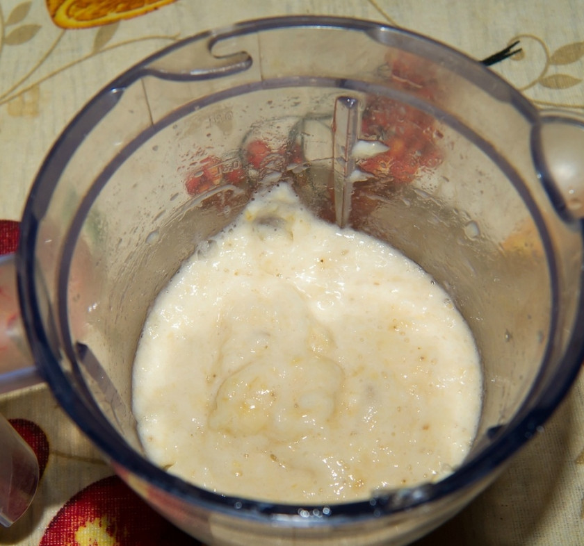 1. Этап. Запеканка из тыквы с творогом в духовке: Бананы очистите от кожуры, нарежьте крупными кусками, полейте лимонным соком, выложите в блендер и измельчите до состояния пюре.