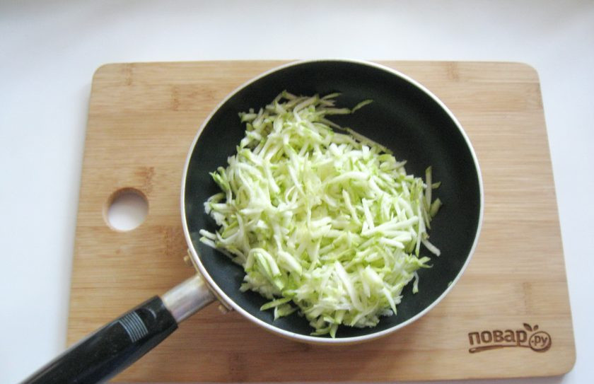 1. Этап. Омлет с сыром и кабачком: Кабачок помойте и натрите на терке. Молодой можно не чистить. Выложите в сковороду.