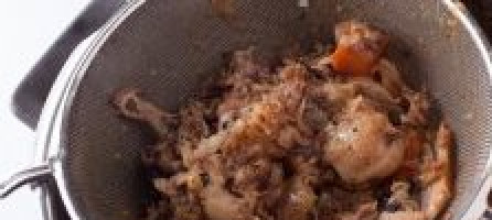 1. Этап. Мясная подлива к рису: По истечении варки отделяем жидкость от мяса и овощей с помощью металлического сита, помогая выделению сока ложкой или пестом.