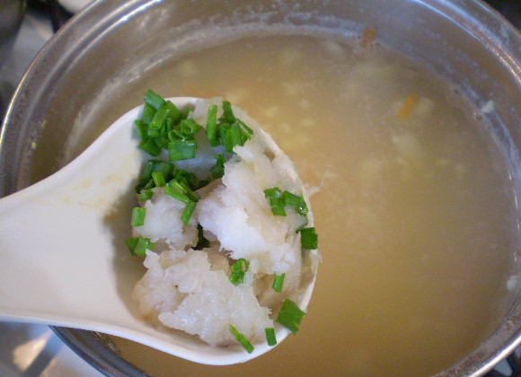 1. Этап. Суп на рыбном бульоне: 9. Когда овощи и пшено будут готовы, верните кусочки рыбы и зелень в суп. Проварите одну минуту и выключайте огонь.