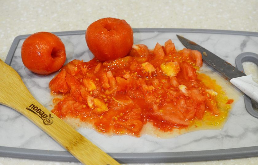 1. Этап. Домашний томатный соус на зиму: 3. Снимите кожу с помидоров и нарежьте.