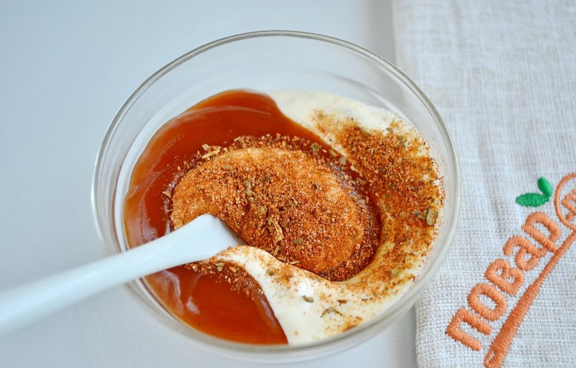 1. Этап. Шашлык из курицы с сосисками: Смешайте в пиалочке два вида соусов со специями.