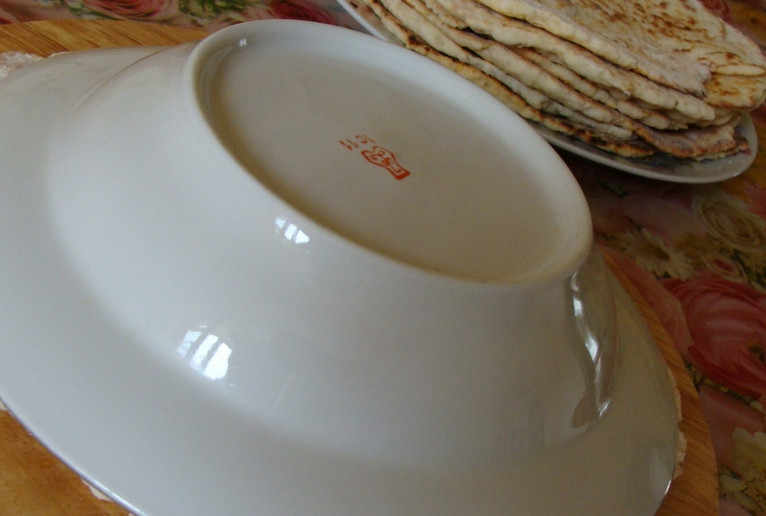 1. Этап. Сырный торт на сковороде: Раскатываем каждый кусок теста в лепешку, обжариваем на сухой сковороде по 3 минуты с каждой стороны. Готовые коржи обрезаем, придавая им круглую форму.