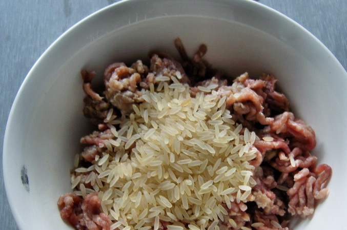 1. Этап. Фаршированные перцы с фаршем: 1. Фарш смешаем с рисом и специями по вкусу.