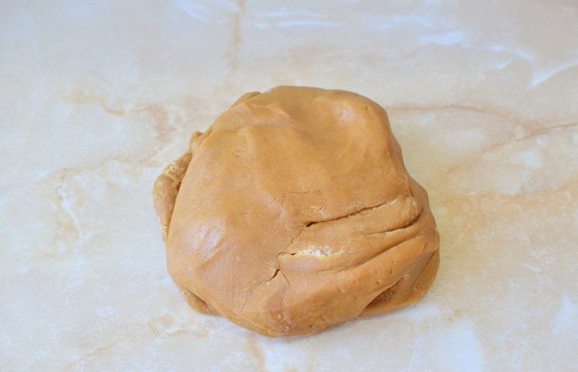 1. Этап. Медовик с клубникой и сметанным кремом: Готовое тесто накройте и дайте ему полежать минут 30-40. Лишнюю муку не добавляйте.