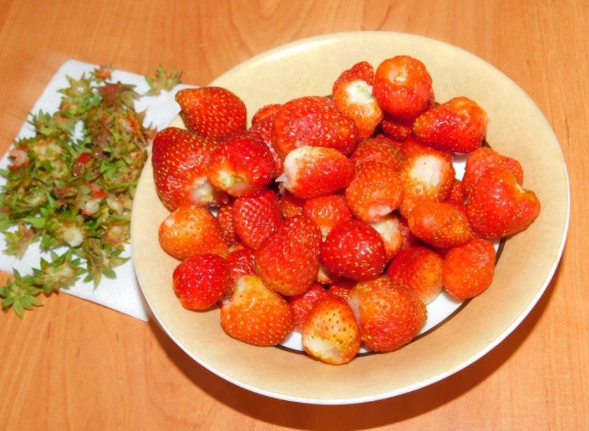 1. Этап. Клубнично-апельсиновый коктейль с имбирем: Клубнику помойте и оторвите хвостики.