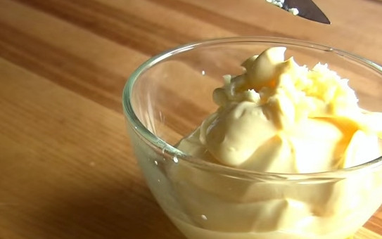 1. Этап. Слоеный салатик с курицей и киви: 1. В майонез выдавите чеснок, перемешайте.